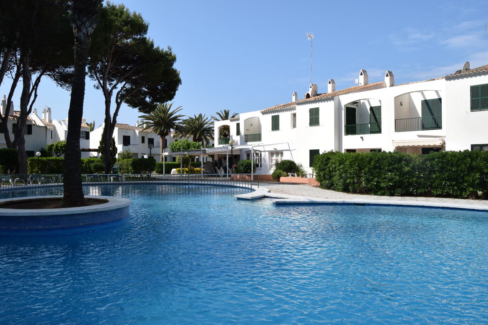 Piscina y apartamentos